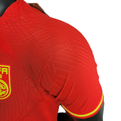 Imagem do Camisa Seleção China I 23/24 - Jogador Nike Masculina - Vermelha com detalhes em amarelo