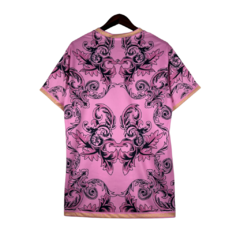 Camisa Seleção da Itália Edição especial Versace 23/24 - Torcedor Adidas Masculina - Rosa com detalhes em preto e dourado - comprar online