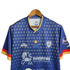 Camisa Cagliari Edição Especial 23/24 - Torcedor Eye Masculina - Azul com detalhes em amarelo e vermelho - Skull Sports