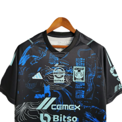 Camisa Tigres do México Edição Especial 23/24 - Torcedor Adidas Masculina - Preta com detalhes em azul - Skull Sports