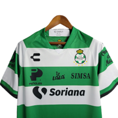 Camisa Santos Laguna I 23/24 - Torcedor Charly Masculina - Verde e branca com detalhes em preto - Skull Sports