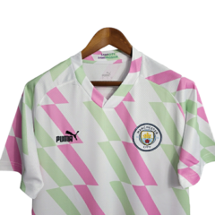 Camisa Manchester City Treino 23/24 - Torcedor Puma Masculina - Branca com detalhes em verde e rosa - Skull Sports