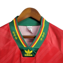 Camisa Retrô Seleção de Portugal I 1992/1994 - Masculina Adidas - Vermelha com detalhes em verde e amarelo - loja online