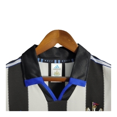 Imagem do Camisa Newcastle Retrô 2000/01 - Adidas Masculina - Branca com listras pretas e detalhes em azul