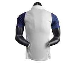 Camisa Real Madrid Treino 24/25 polo - Jogador Adidas Masculina - Branca com detalhes em azul - comprar online