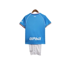 Kit Infantil Napoli I 23/24 - EA7 - Azul com detalhes em vermelho e verde - comprar online