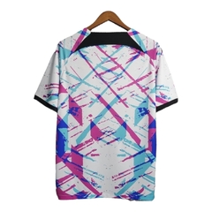 Camisa Treino Barcelona 23/24 - Torcedor Nike Masculina - Branca com detalhes em rosa e azul e verde - comprar online