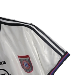 Imagem do Camisa Retrô Bayern de Munique 1996/1998 - Masculina Adidas - Branca com detalhes em azul e vermelho e preto