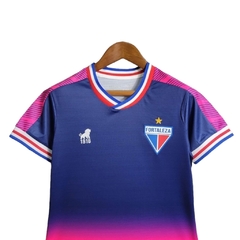 Camisa Fortaleza Edição Especial Outubro Rosa 23/24 - Torcedor Lobo Feminina - Azul com detalhes em rosa na internet