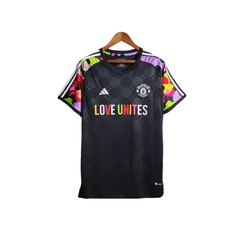 Camisa Manchester United Treino Edição Especial 24/25 - Torcedor Adidas Masculina - Preta com detalhes multicoloridas