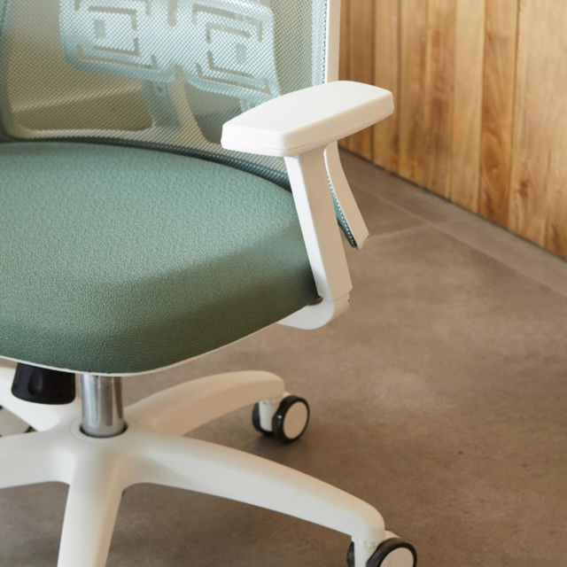 Silla de escritorio Indar Equipamientos Tokio Total White ergonómica blanca  y gris con tapizado de mesh y marathon