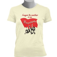 CAMISETA BABY LOOK LUGAR DE MULHER É NA REVOLUÇÃO: BANDEIRA - Dom Camisetas