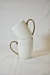 Mug de cerámica color blanco con asa dorada.  Capacidad: 360 Ml.