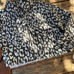 CAMPERA CROP SOHO ANIMAL PRINT GRIS - comprar online