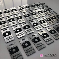 Etiquetas o dijes en símil metal plateado - Guayaba Laser