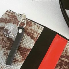 Etiquetas personalizadas para ropa marca con tu logo acrilico cuero ecocuero inscripción emprendedor emprendimiento identificador empresa espejo bicapa simil metal textil tela madera mdf plata oro cobre suela crema nude vison grabado grabadas avios qr