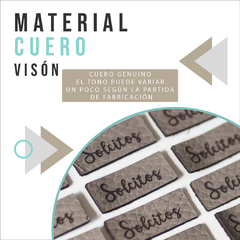 Etiquetas personalizadas para ropa marca con tu logo acrilico cuero ecocuero inscripción emprendedor emprendimiento identificador empresa espejo bicapa simil metal textil tela madera mdf plata oro cobre suela crema nude vison grabado grabadas avios qr