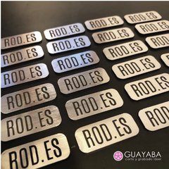 Etiquetas personalizadas para ropa marca con tu logo acrilico cuero ecocuero inscripción emprendedor emprendimiento identificador empresa espejo bicapa simil metal textil tela madera mdf plata oro cobre suela crema nude vison grabado grabadas avios qrno c