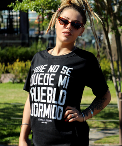 Remera #QUE NO SE QUEDE MI PUEBLO - comprar online