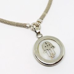 Medalla alpaca hecha a mano con nacar y mano de Fatima 7560