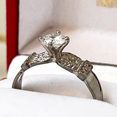 IMPORTANTE ANILLO SOLITARIO ORO BLANCO 18K Y ZAFIRO BLANCO TALLA BRILLANTE SK982 - comprar online