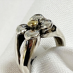 ANILLO MACIZO PLATA Y ORO FLOR SK781 - comprar online