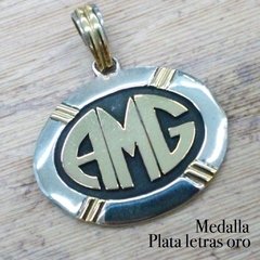 Medalla oval apaisada con iniciales / letras oro