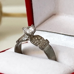 IMPORTANTE ANILLO SOLITARIO ORO BLANCO 18K Y ZAFIRO BLANCO TALLA BRILLANTE SK982