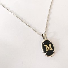 Medalla Dije plata y Onix con letra / INICIAL EN oro 18 K 9493