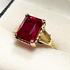 IMPORTANTE ANILLO CON RUBI NATURAL RECTANGULAR EN ORO 18K SK923