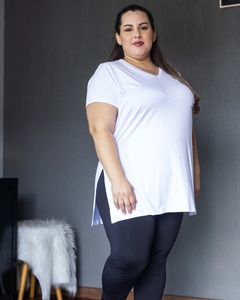 Camiseta Longline alongada Vestleg Feminina PLUS SIZE Branca GOLA V - comprar online