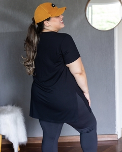 Camiseta Longline alongada Vestleg Feminina PLUS SIZE Preta GOLA V - comprar online