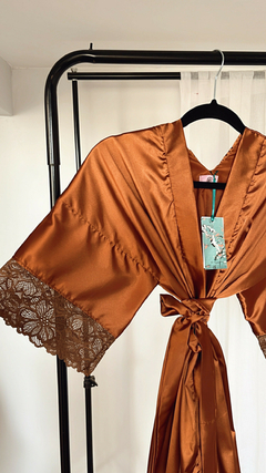 Kimono Bata Corto de seda con puntilla encaje Color Avellana - comprar online