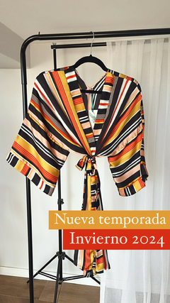 Kimono Corto de Seda Corte Clásico Negro Rayado Nueva Temporada Invierno 2024