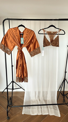 Kimono Bata Corto de seda con puntilla encaje Color Avellana en internet