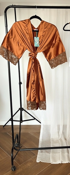 Kimono Bata Corto de seda con puntilla encaje Color Avellana