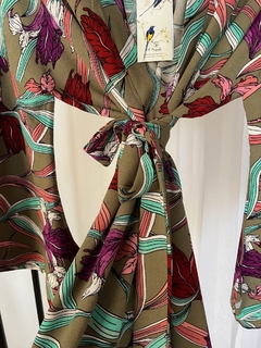 Kimono Corto con Mangas Japonesas de Crepe Estampado VERANO 2025 Verde Militar - tienda online