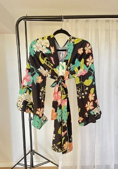 Kimono Corto con Mangas anchas con volados de Fibrana Estampado VERANO 2025 Negro - comprar online