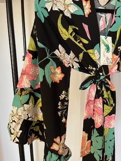 Kimono Corto con Mangas anchas con volados de Fibrana Estampado VERANO 2025 Negro - OhMagnoliaKimonos