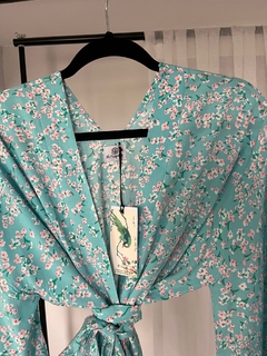 Kimono Corto con Mangas anchas con volados de Fibrana Estampado VERANO 2025 Liberti Celeste en internet