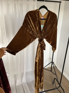 Kimono Largo De Terciopelo Velvet Caramelo Ideal para el Invierno 2024 - comprar online