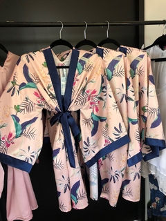 Kimono Corto con Mangas Japonesas de Seda Estampado Rosa Clarito Estampado Invierno 2024 - OhMagnoliaKimonos