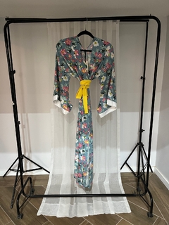 Kimono Largo con Mangas Japonesas de Fibrana Estampado Celeste con Florcitas Verano 2025