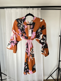 Kimono corto con mangas con volados Estampado Verano 2024