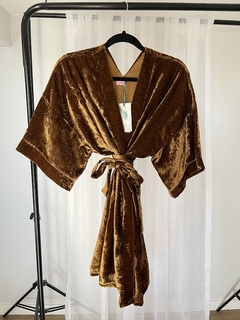 Kimono Corto De Terciopelo Velvet Caramelo Ideal para el Invierno 2024 - comprar online
