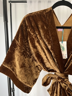 Kimono Corto De Terciopelo Velvet Caramelo Ideal para el Invierno 2024 - tienda online