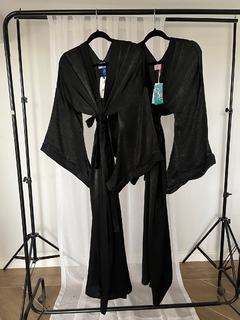 Kimono con Mangas Japonesas de Seda Negro Clasico Ideal para sentirse Diosa de noche adentro y fuera de casa - OhMagnoliaKimonos