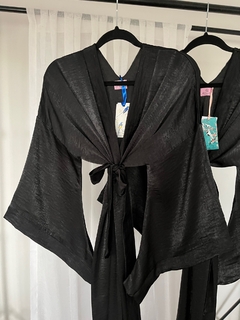 Imagen de Kimono con Mangas Japonesas de Seda Negro Clasico Ideal para sentirse Diosa de noche adentro y fuera de casa