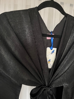 Kimono con Mangas Japonesas de Seda Negro Clasico Ideal para sentirse Diosa de noche adentro y fuera de casa - OhMagnoliaKimonos
