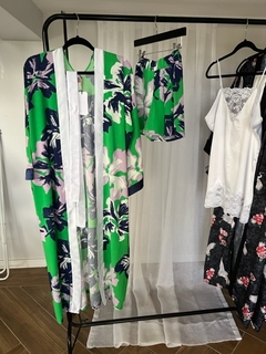 Imagen de Conjunto Bata Kimono y short de de fibrana ideal para estar en casa o pileta verde